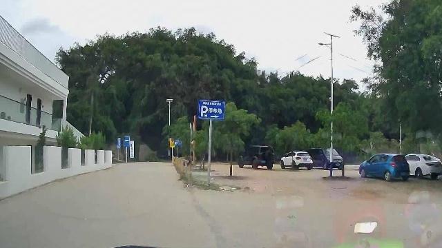 日月湾美食小吃街-地上停车场