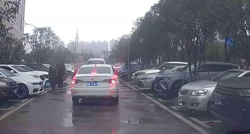 天虹购物中心(江西鹰潭店)-地上停车场