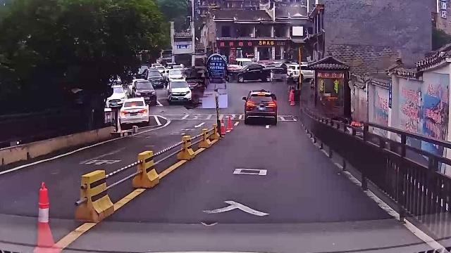 凤凰城城-地上停车场